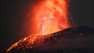 Gunung Ibu Meletus Lagi! Api Menjulang Tinggi