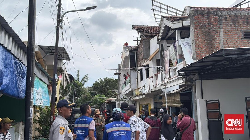 Atap Terbang! Puting Beliung Hantam Surabaya